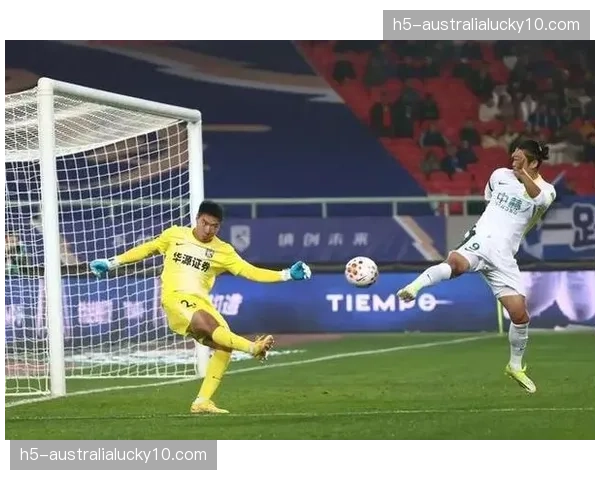 武汉三镇门将方镜淇手指脱位坚持比赛，多次化解险情