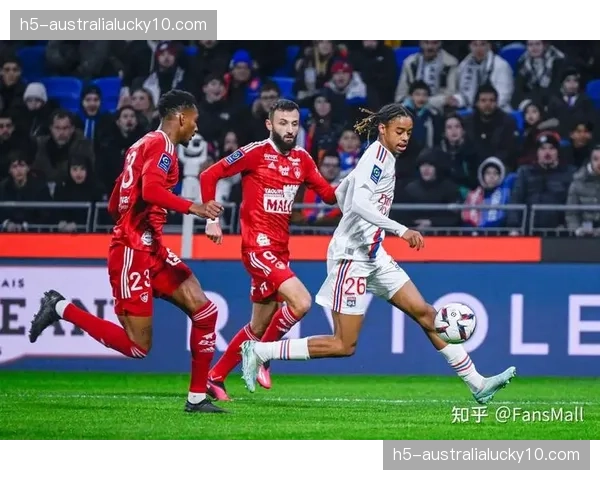 曼联仅剩19岁青训海文一名正印中卫，卢克肖客串中卫成无奈选择